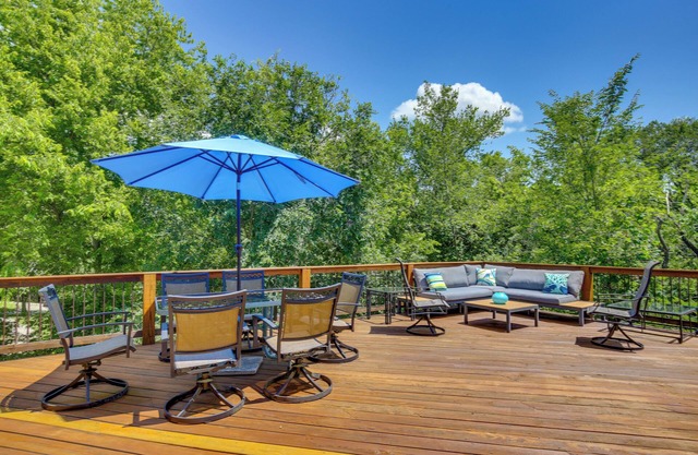Serene Pacific Getaway: Deck, Grill & Fire Pit!