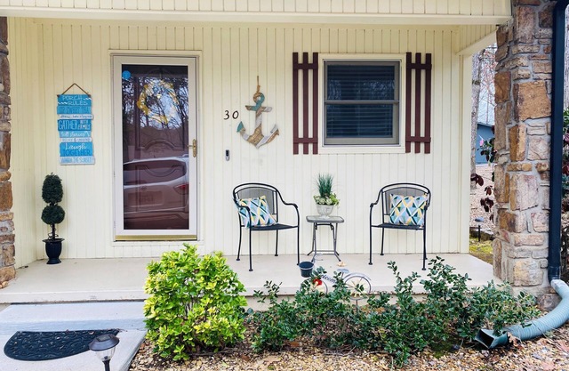Serene Lakeview Kayaks access to golf, lakes, hiking and more.
