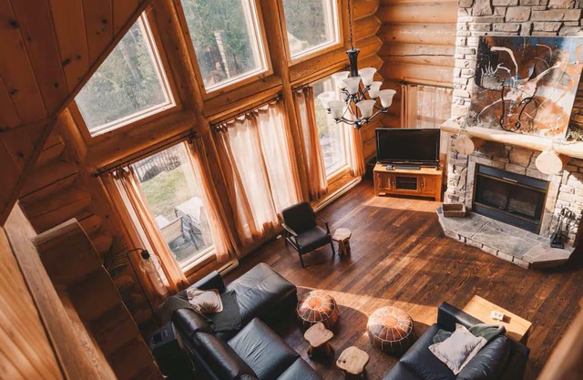 Élan Lodge 52 - beautiful log home with private pool, hot tub and sauna