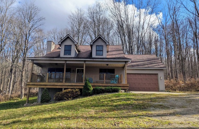 Serene & private getaway 5 min. from EVL. 4 beds, 2.5 baths, sleeps 14, hot tub.