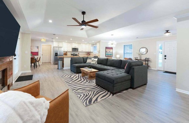 Serene Private Pool, Outside55"TV,Grill,Cornhole,85"TVoverfireplace 15 Min to UA