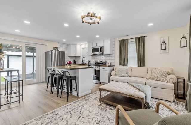 Serene, Renovated 2BR near Airport w/ Yard