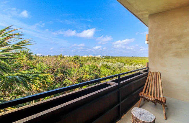 Serene retreat near beaches with an amazing pool, patio, & kitchenette
