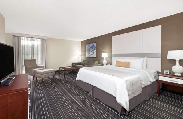 Serene Retreat Near Cobb Galleria! Pet-friendly Property, Outdoor Pool!