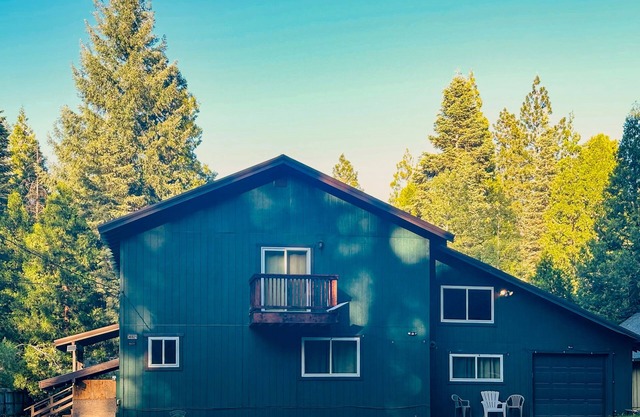Serene retreat w/2 kitchens, 2 living rooms, huge deck+ hot tub-creekfront view