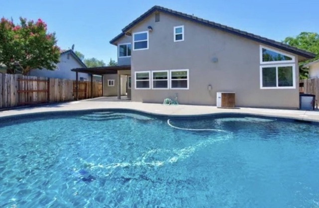 Serene Retreat: W/ Waterfall Pool, Proximity to Shopping & Gastronomic Delights.