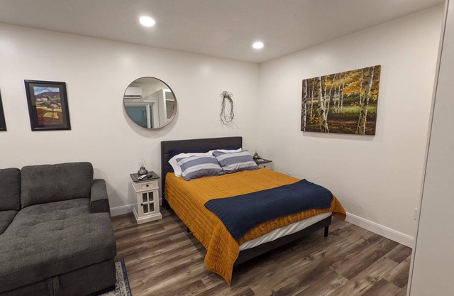 Serene Riverton Studio / Mountain Views / Hot Tub / 22mi to SLC & Ski Resorts