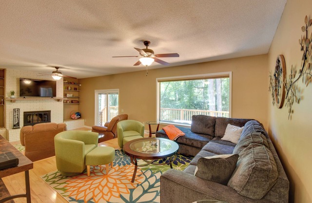 Serene Seneca Retreat w/ Deck ~ 4 Mi to Clemson!