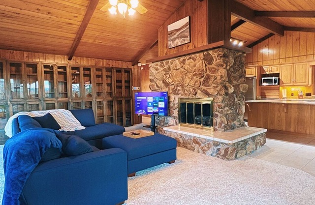 Serene Shasta Hilltop Escape w/private jacuzzi and sauna.