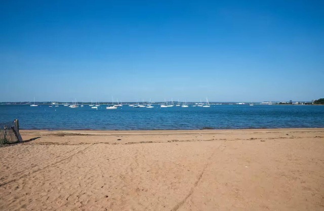 Serene & Spacious 4-Bed House with Waterview!