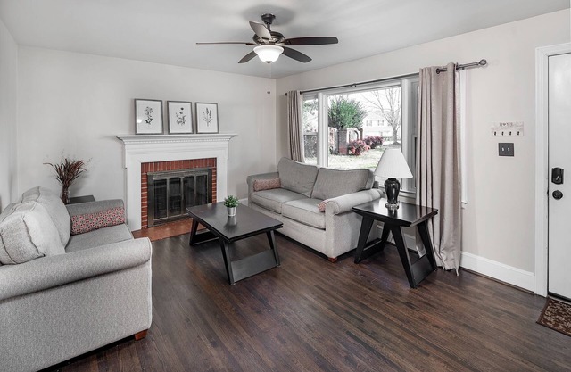 ★Serene & Spacious | 5mi to Uptown | Huge Backyard