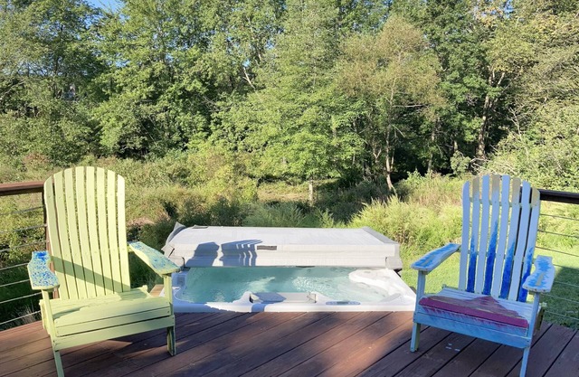 Serene & spacious cliff views, fireplace, hot tub