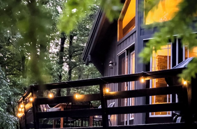 Serene & Stylish Chalet ~HOT TUB ~ near Manchester ~ Pet-friendly