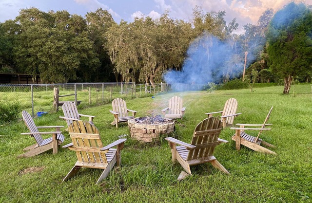 Serene Tiny Home on Farm in Lithia Overlooks Green Space