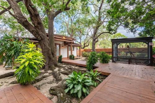 Serene Tiny House Retreat in Japanese Garden