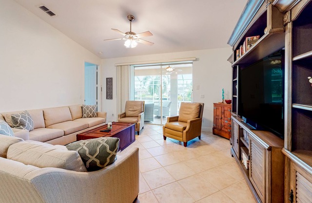 Serene Waterfront Haven | House in Fort Myers