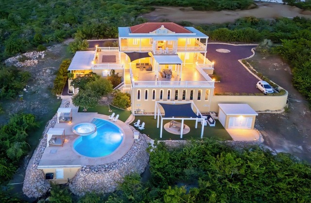 Serene XL Villa w/ amazing views in Coral Estate - private pool & hot tub