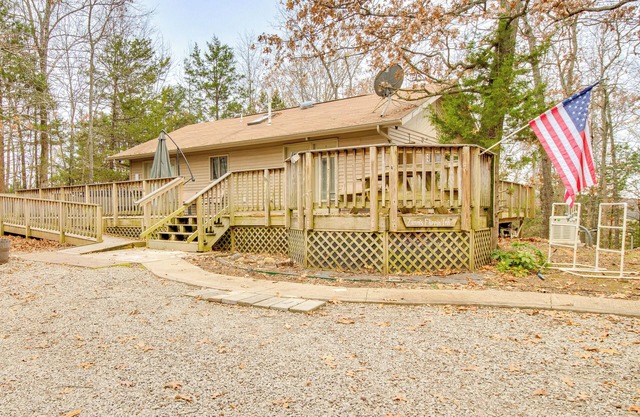 Serene Yellville Retreat w/ Hot Tub on 85 Acres