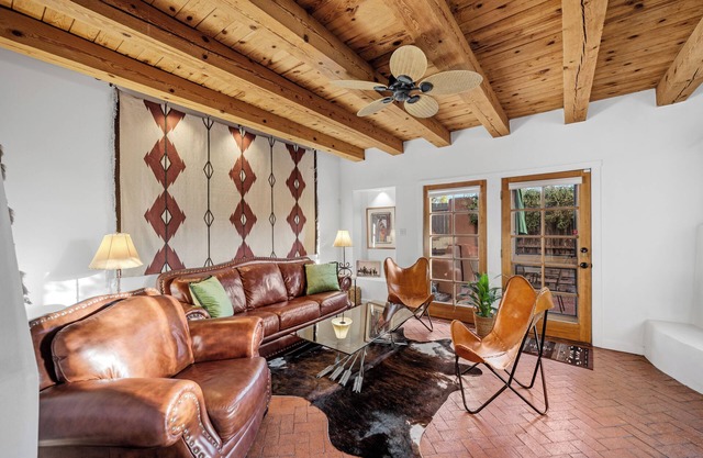 Southwestern Charm, zu Fuß zur Plaza, Railyard und Canyon Road, Kiva Fireplace