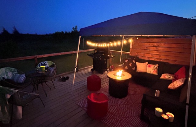 Serenity 2 Rm cottage. Beautiful views, Fire pit, 5 min walk to the beach!
