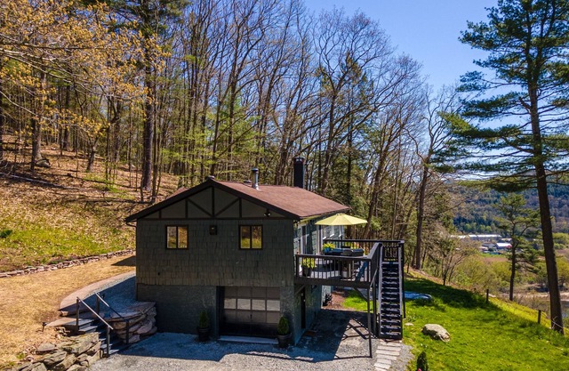 4.5 Private Acres, Enchanting Views + Jacuzzi, Fire Pit, Pool Table, Fast Wifi