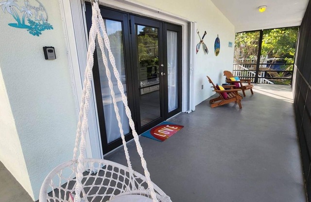 Serenity Beach House - 2 blocks from Harry Harris Park/ Beach/Ocean/Boat ramp