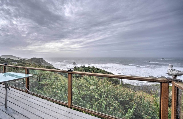 Serenity By The Sea - Chic Oceanfront Home w/ Deck