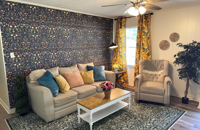 Cozy French Cottage 1/2 mi from Covington Square