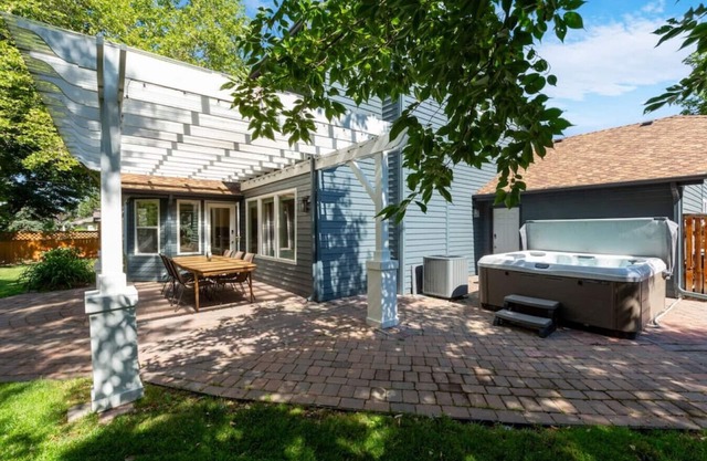 Serenity Gardens - Hot tub! Fire Pit! near the river walk,