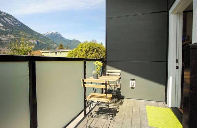 Serenity Haven: Captivating Sea To Sky Retreat