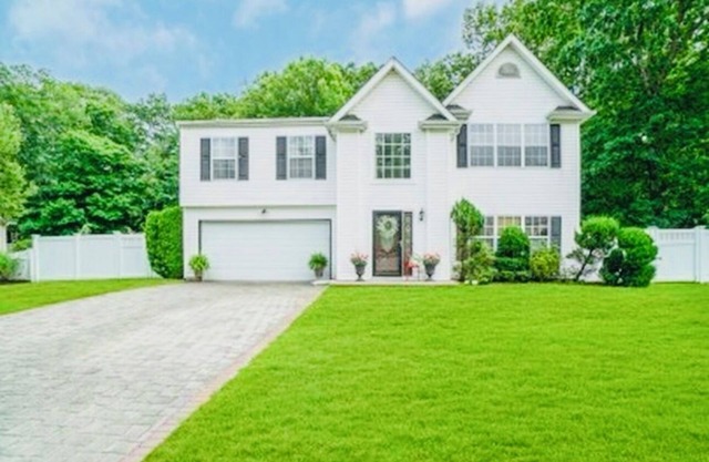 Serenity Haven: Cozy 2-Bedroom Home with Spacious Living & Big Backyard