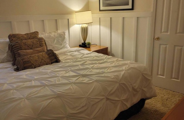 Serenity Hills-Location, Location-Covered Patio-Private Backyard-Pool Table