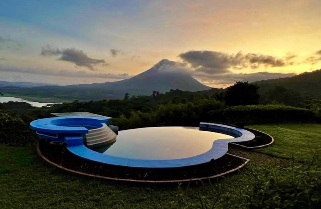 Neues Ferienhaus mit herrlichem Panoramablick und Pool.