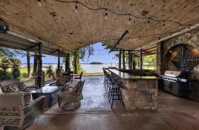 Serenity Lakehouse + Guest House