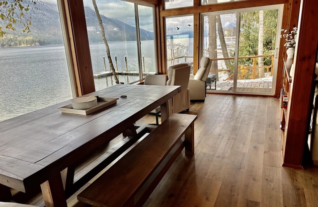 Serenity LakeHouse on Mabel Lake - Hot tub & 105 feet of beach
