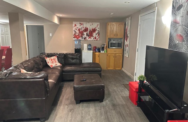 Serenity & memorable Cozy Lower Level Apartment Room in TownHouse Private Entrance