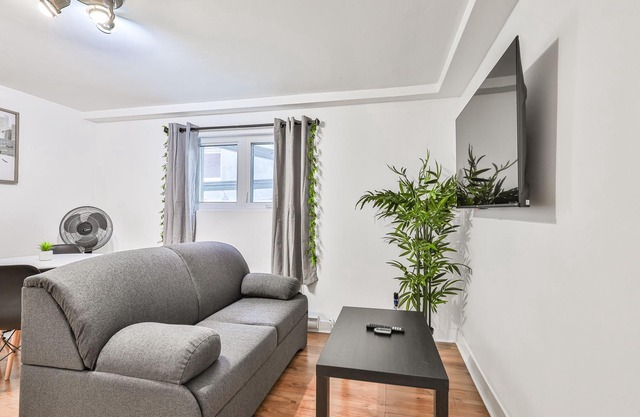 Serenity Montreal Metro Langelier 15 Minutes from Downtown