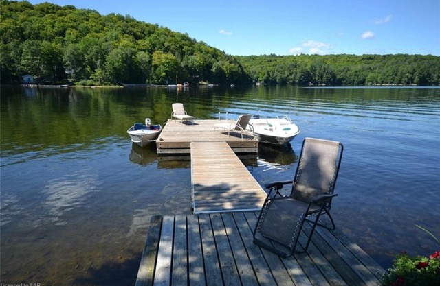 Serenity Now! Beautiful Drag Lake. Beach, dock, hot tub and fire pit. Flat lot.