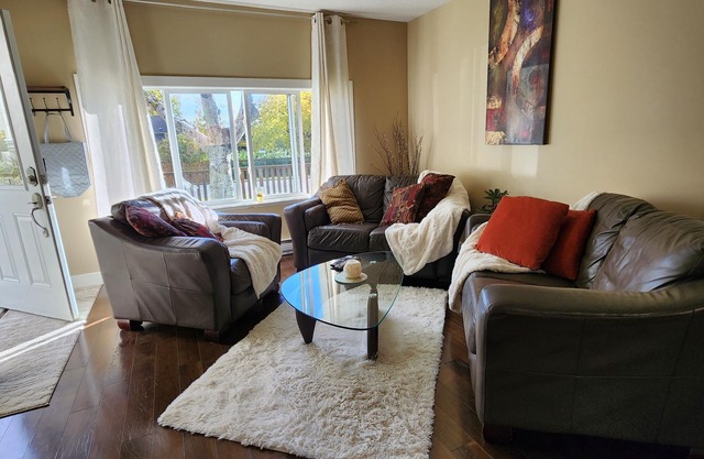Serenity on Sunderland - central Nanaimo close to hospital, seawall & shopping!
