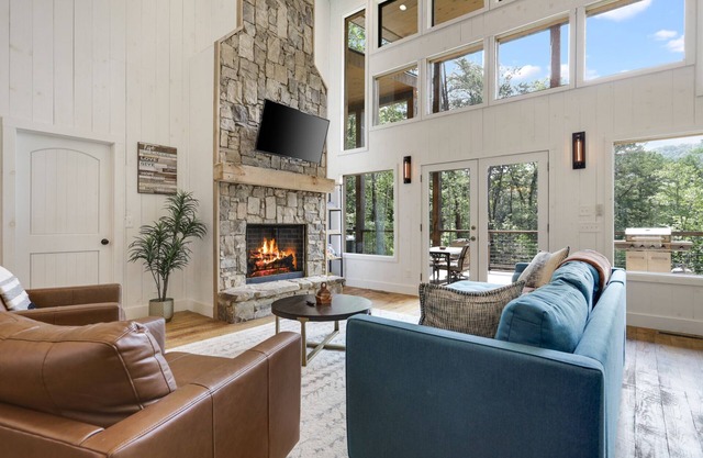 Serenity@Overlook - Modern Lux Cabin in the Blue Ridge Mountains! NEW Hot Tub!