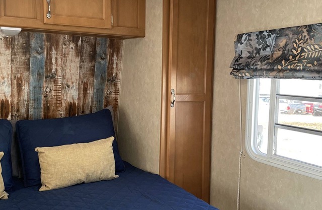 “Serenity place” RV 35ft, 2 bedroom, quiet, close to the beach