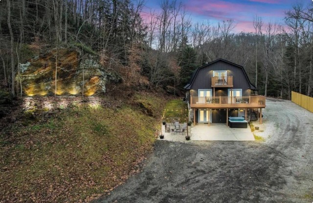 Serenity Retreat| Pickleball/ Hot Tub/ Sleeps 12+