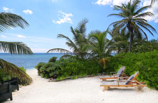 Serenity Sands: 2 BR / 2 BA Villa in Bodden Town, 4 Personen