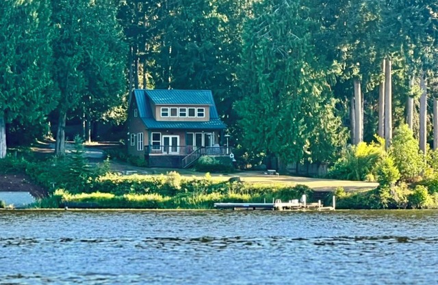 Serenity Shores: Lakefront Vacation Home with Indoor Playhouse!