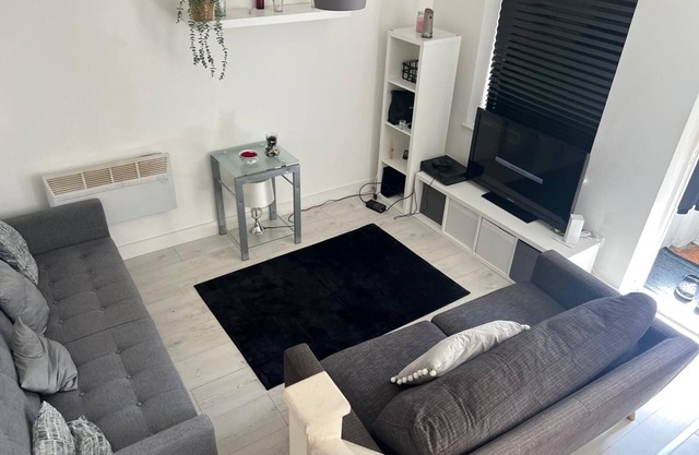 Serenity Short Stays -A bright cosy home offering a garden and quiet street view