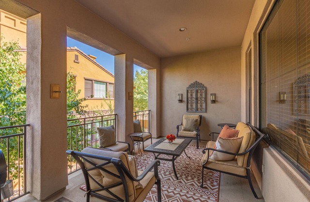 Serenity Town House! Heated Pool, Gym! 2 King Beds! 1 Dog Friendly!