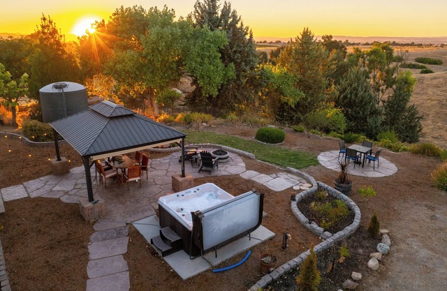 Serenity Vista Retreat-sleeps 8|EV|sauna|Hot Tub