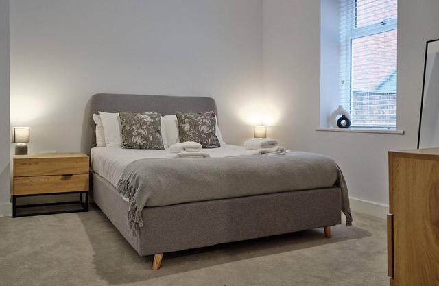 Apartment-Groß-Eigenes Badezimmer-Strassenblick