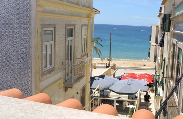 Sesimbra Beach 15 m'away, charming apartment, sea view terrace, historic heart