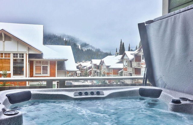 Settler's Crossing 18: Stylish, 2BDRM Condo w/Private Hot Tub